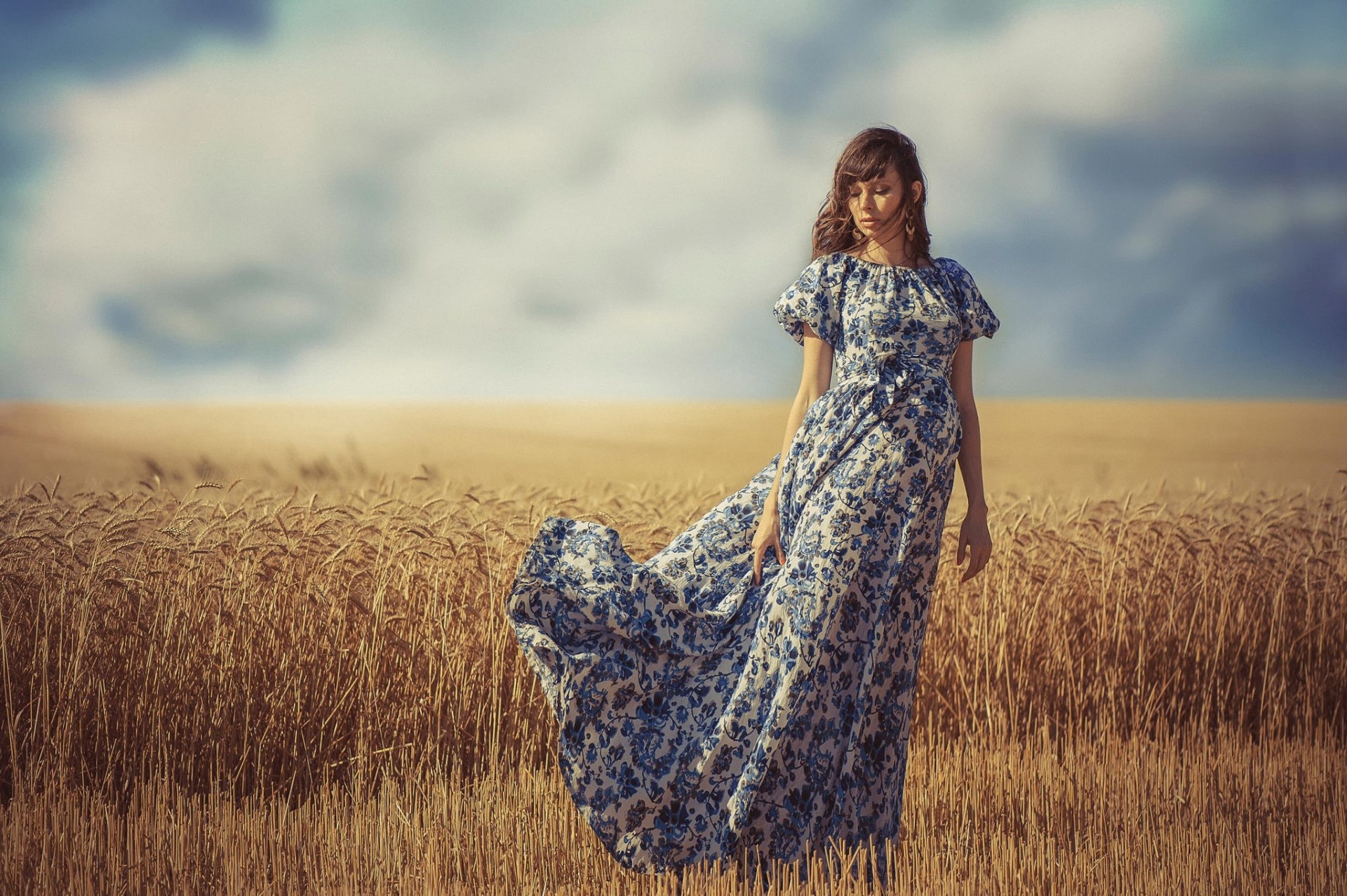 chica verano cielo vestir viento espigas campo horizonte