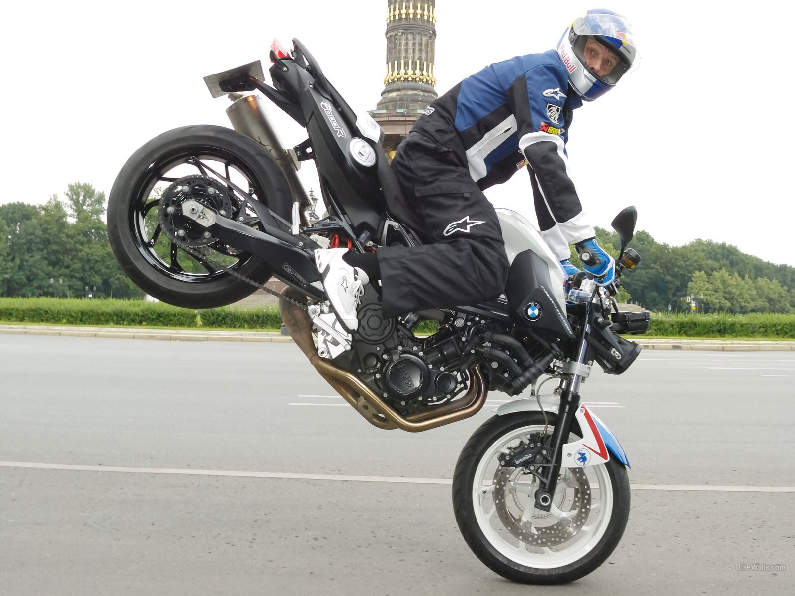 bmw f_800_r sur la roue avant