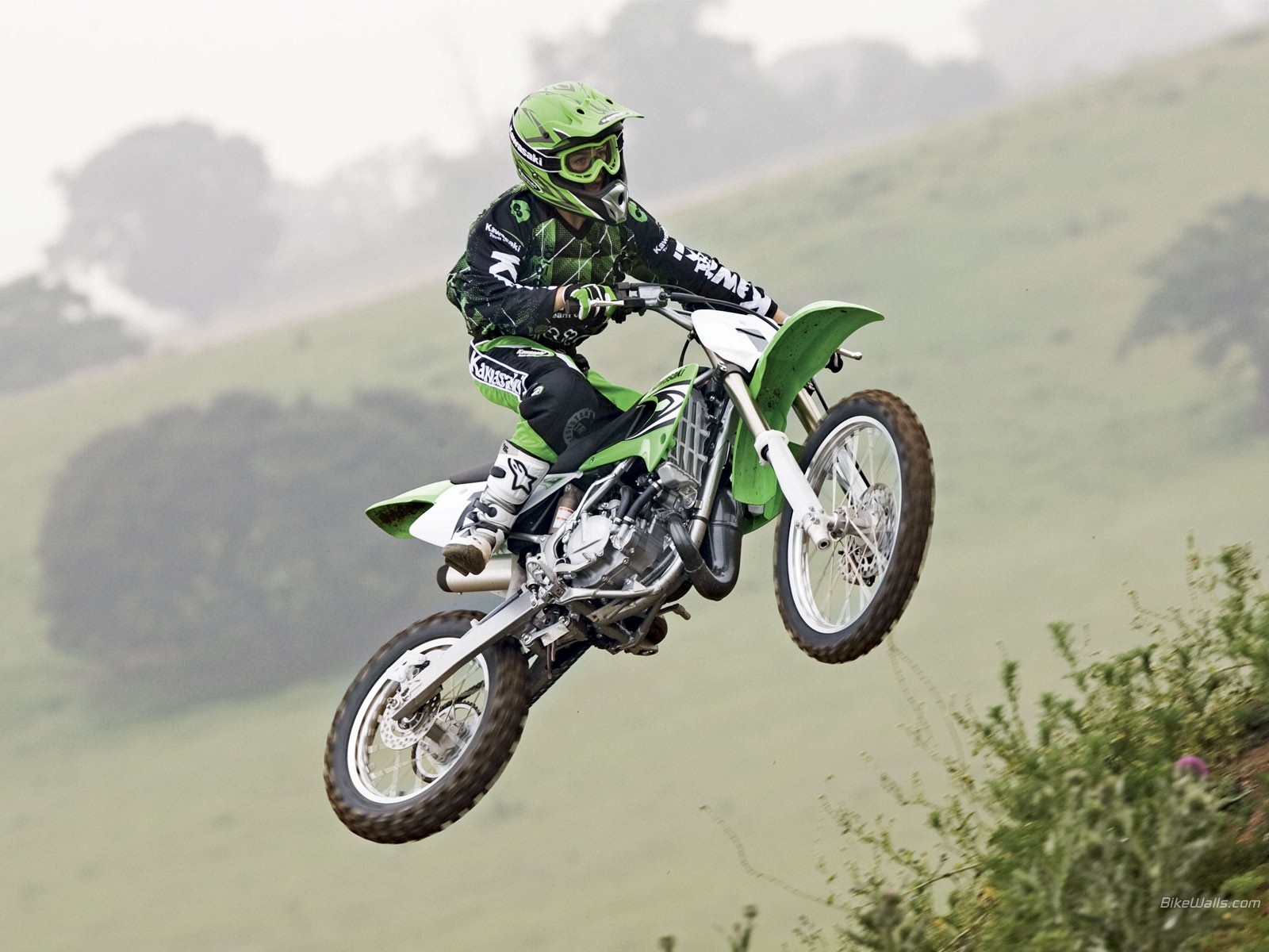 kawasaki kx85-i pallet su una moto