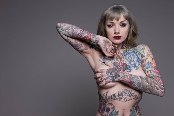 Ragazza con tatuaggi colorati su tutto il corpo