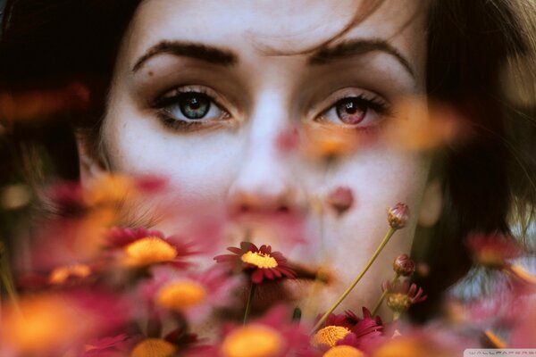 Девушка с разными глазами в цветах