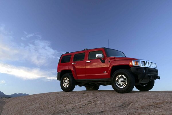 Hummer H3 bellicoso in cima alla roccia