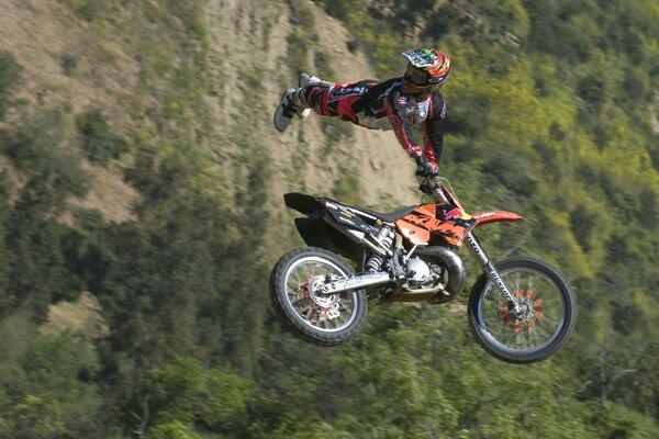 Volar en moto es un truco arriesgado