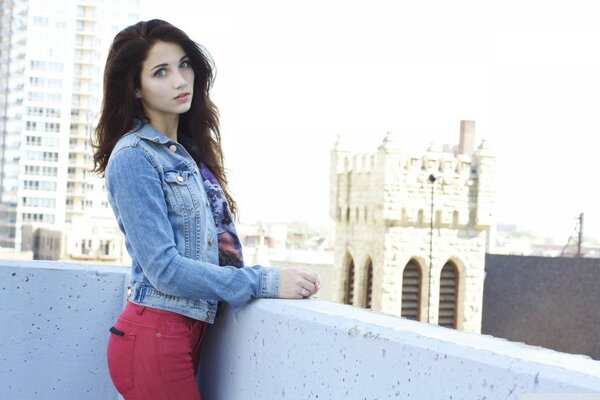 Hermosa chica en el fondo de la ciudad