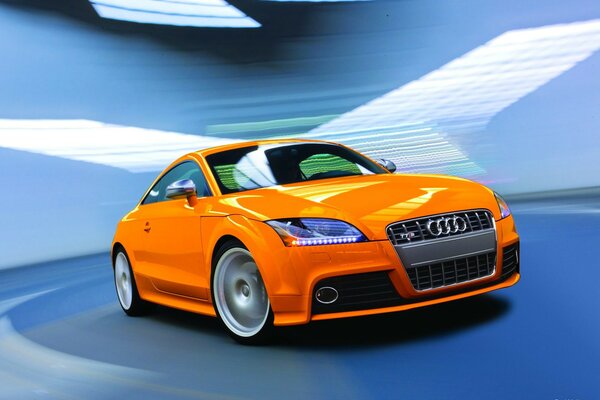 Stylowa pomarańczowa Audi TT-X na niebieskim tle