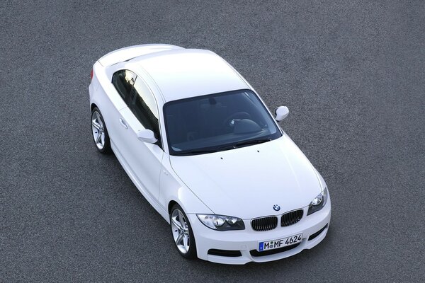 Bmw 135i sur asphalte gris