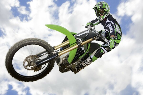 Volando en una motocicleta bajo un cielo nublado