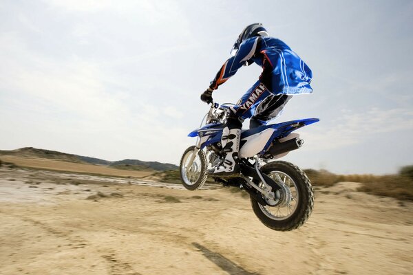 Yamaha tt-r110e corre nel deserto