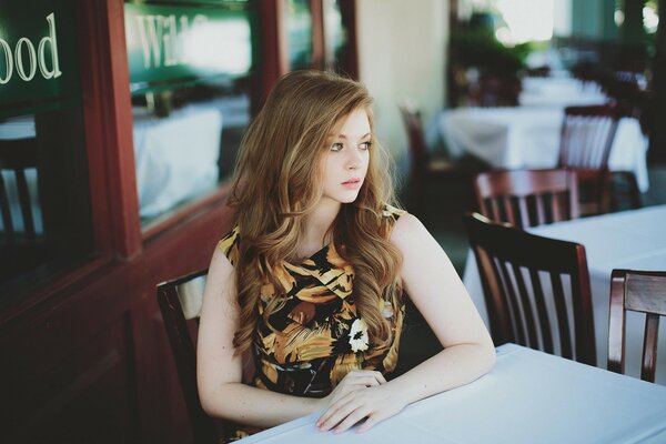 Chica en el café esperando