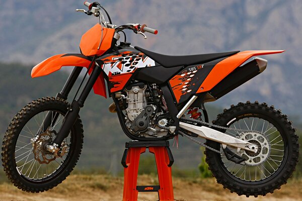 Motocykl KTM 505_sx-e Cross na tle natury