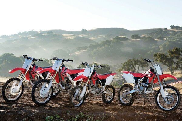 Motos Honda en medio de las montañas