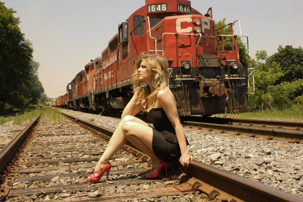 Joven rubia posando en el ferrocarril