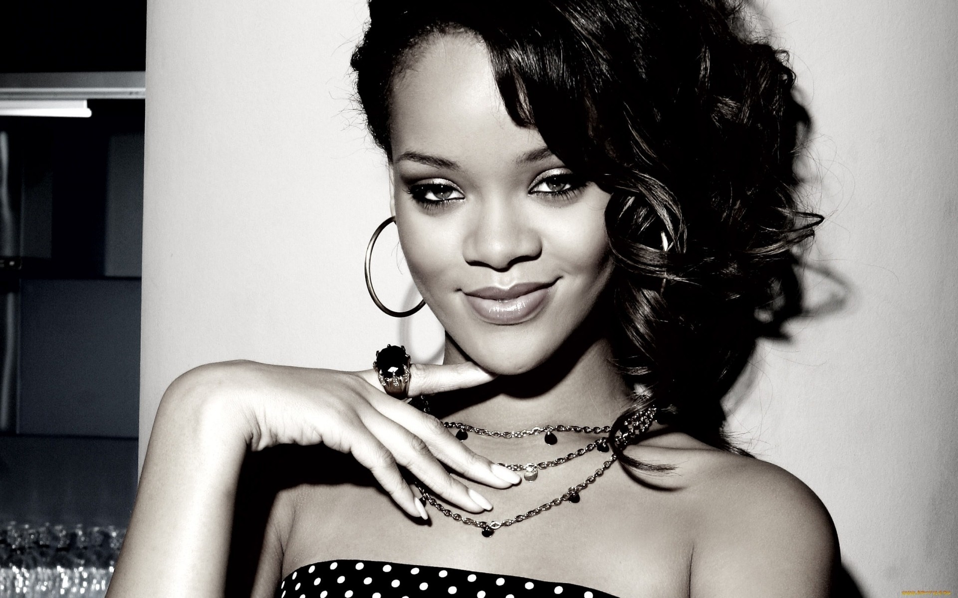 bw chanteuse rihanna fille boucles