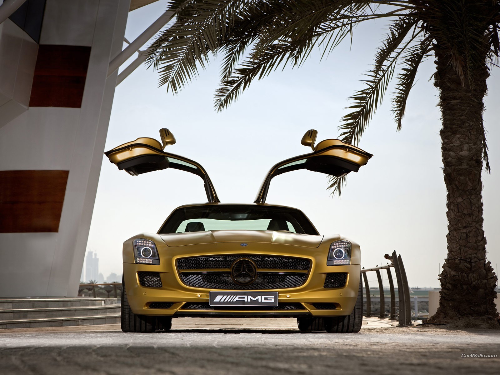 mb sls-amg porte vers le haut