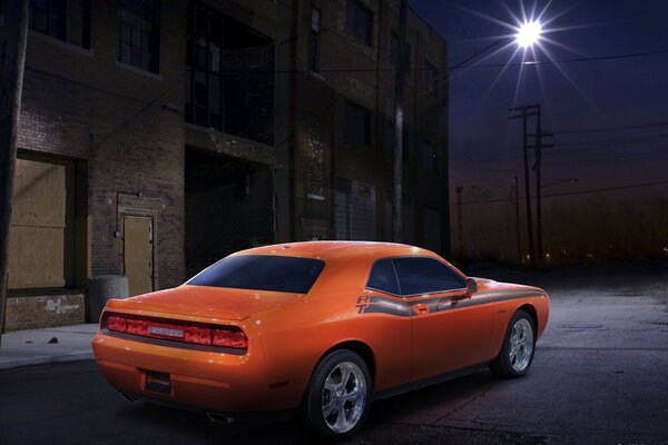 Orange Dodge dans la rue de nuit