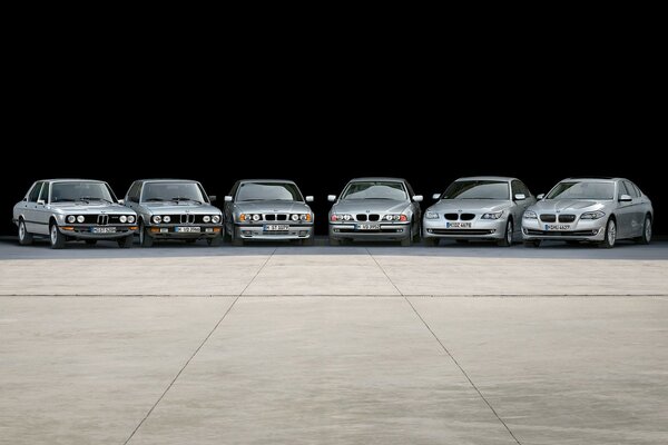 Sammlung von BMW-Fahrzeugen auf der Messe