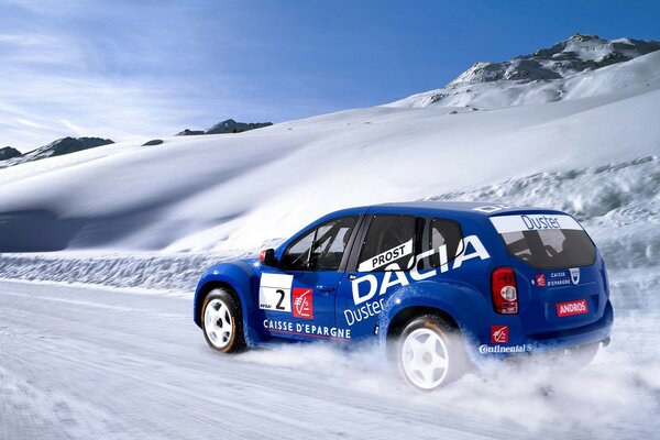 Auto duster Blu foto in inverno con la neve