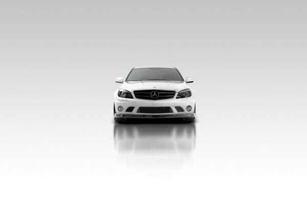 Mercedes blanco sobre fondo blanco