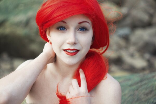 Fille sirène avec les cheveux rouges et les yeux bleus