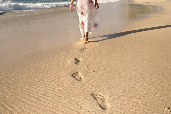 Footprints of a woman in the sand