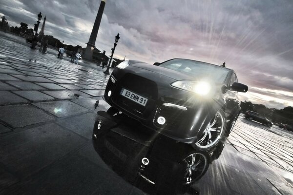 Supercar noir porsche Cayenne se précipite autour de la ville