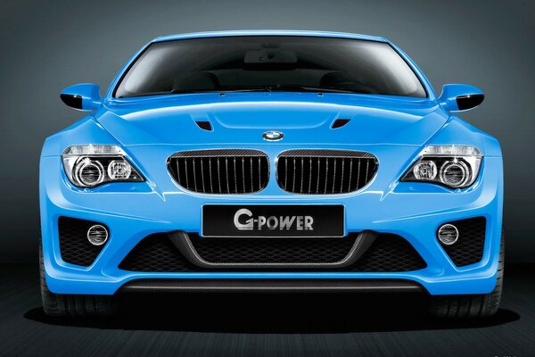 Der mächtige blaue bmw m6_g Supersportwagen rast über die Straße