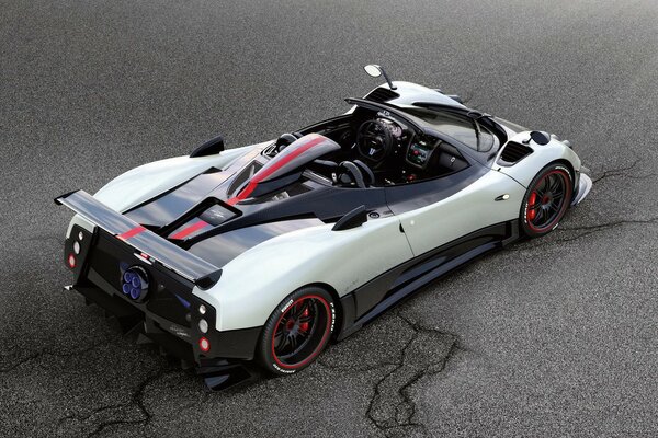 Суперкар pagani разрывает асфальт своей мощью