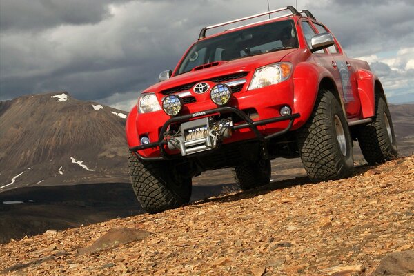 Roter Toyota Jeep in den Bergen