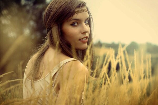 Belle fille dans la nature