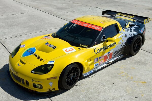 Voiture de course jaune vue de dessus