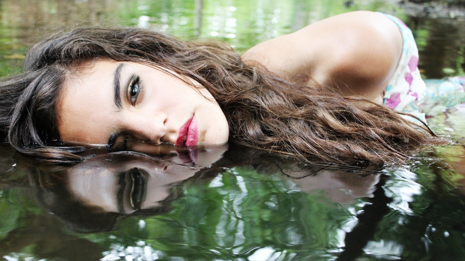 donna mig-15 ragazza bruna acqua macro