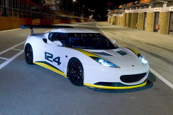 Sport Car color blanco con la inscripción vista frontal