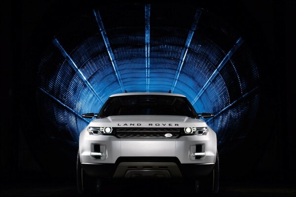 El coche de Land Rover en un túnel oscuro