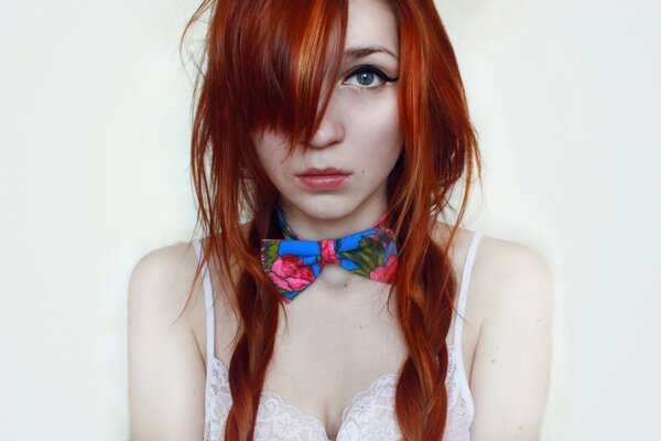 Rousse fille avec un papillon lumineux