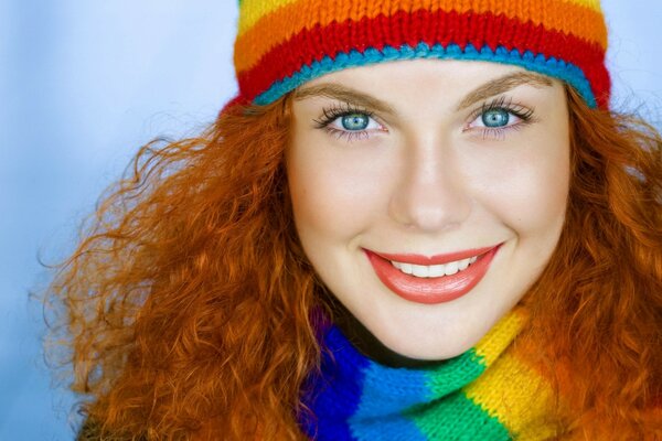 Fille Rousse aux yeux bleus avec écharpe multicolore