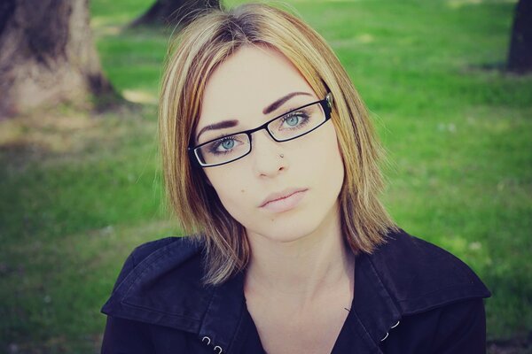 Rubia con gafas en la naturaleza