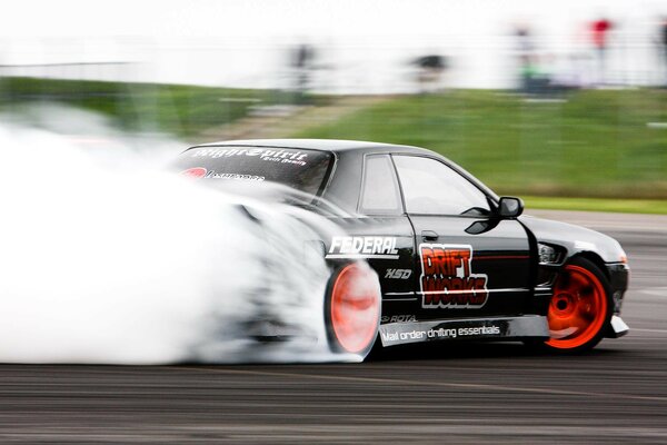 Drifting Nissan R32 Horizon