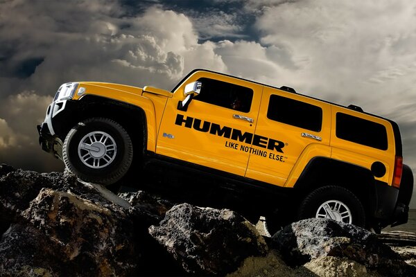 Hummer en rocas con nubes blancas