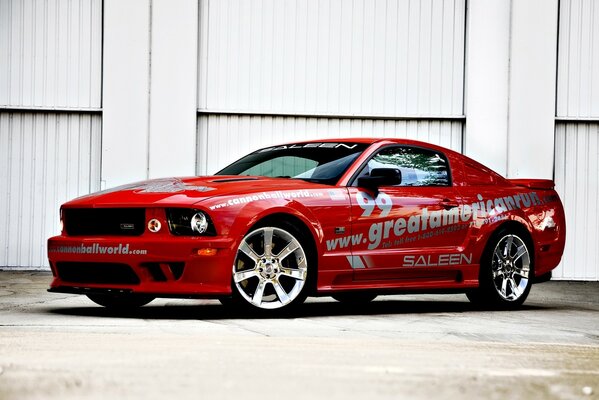 Coche de carreras Mustang luz roja