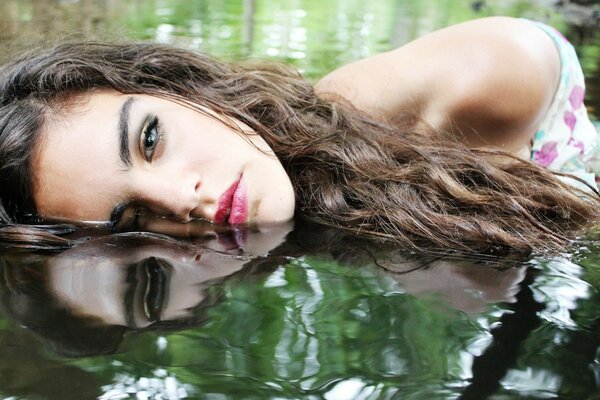 Brunette fille plonge dans l eau