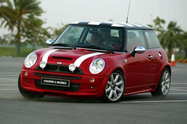 Mini Cooper mit Geschwindigkeit im Drift