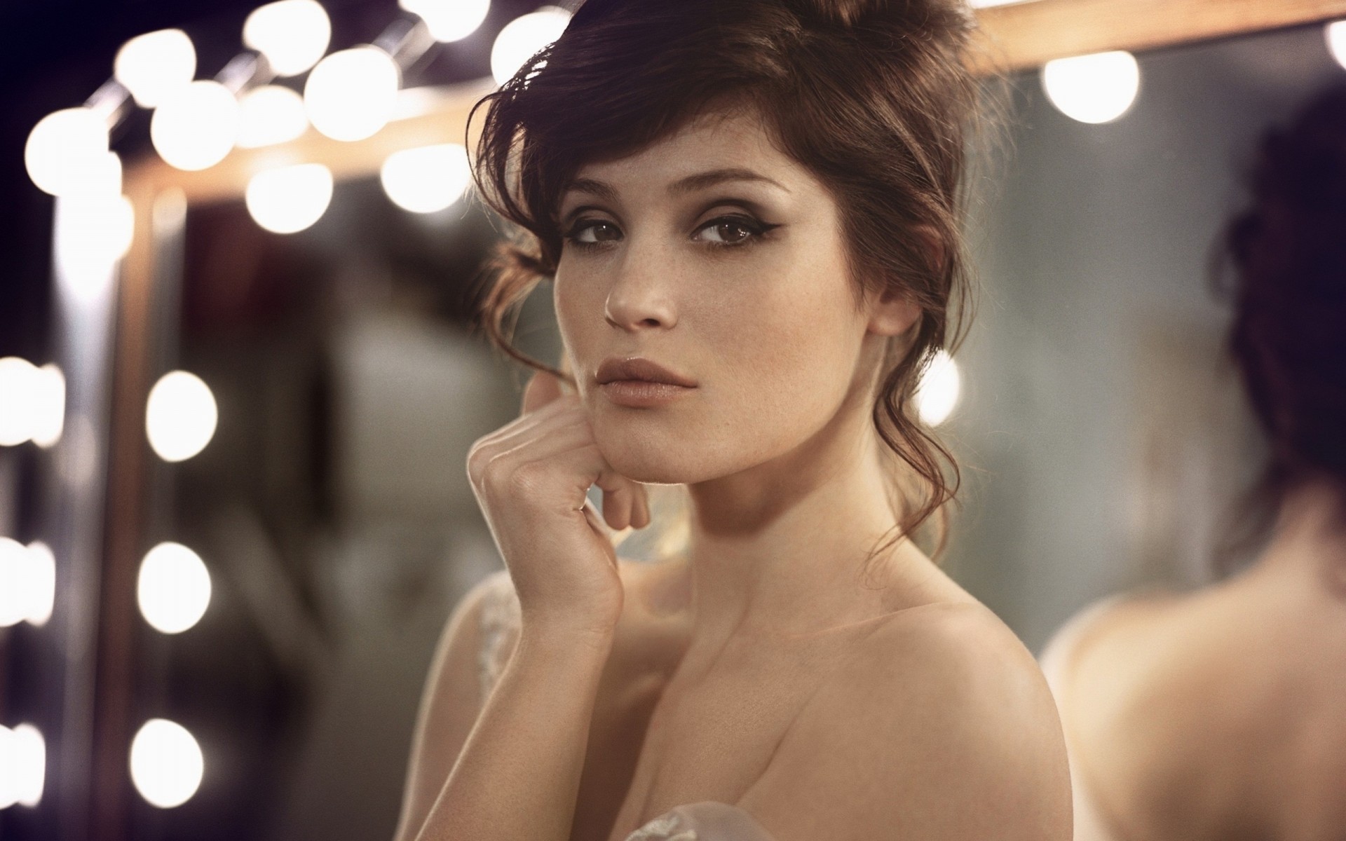 gemma arterton bruna ragazza riccioli