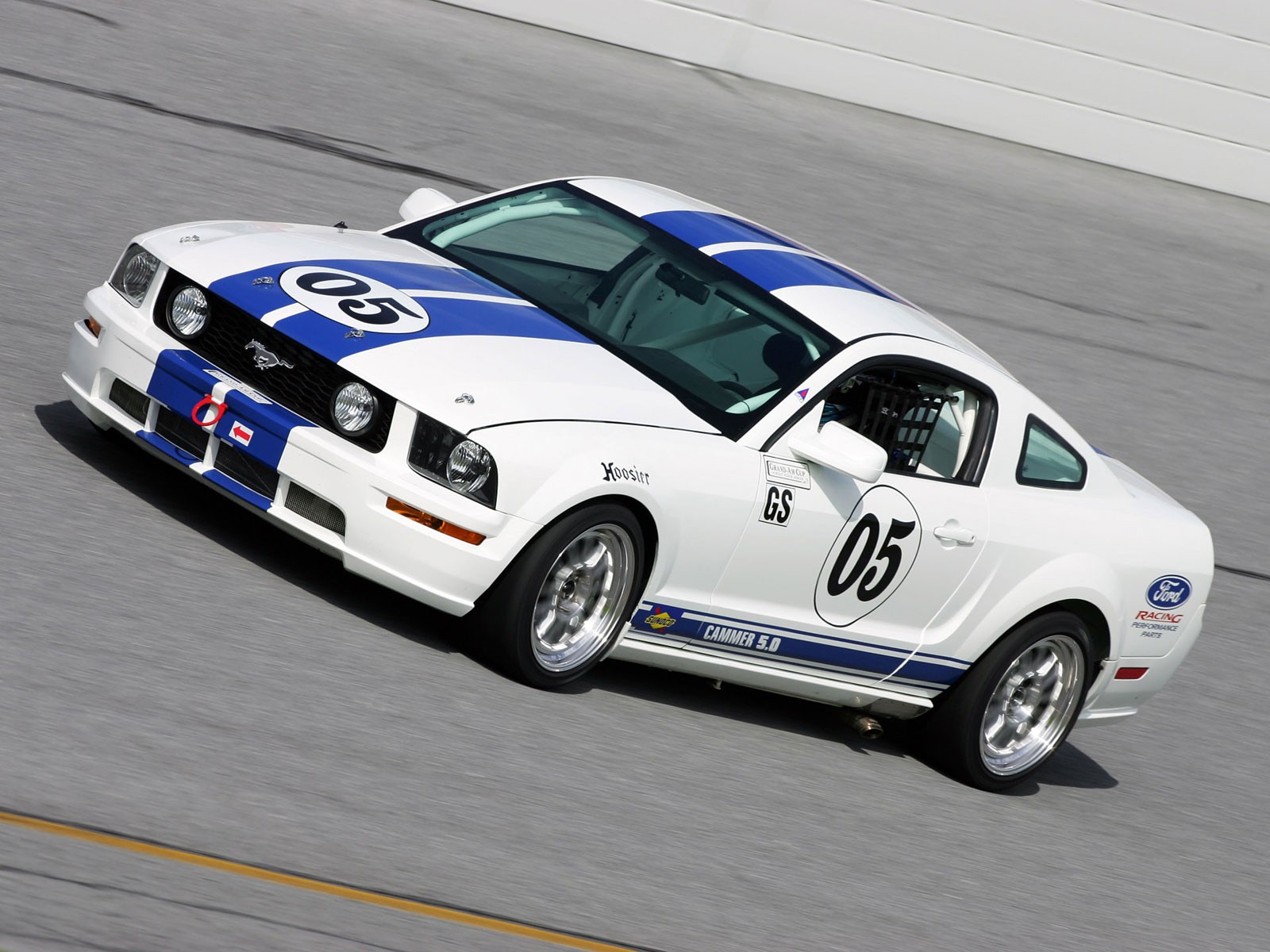 ford mustang strisce strada