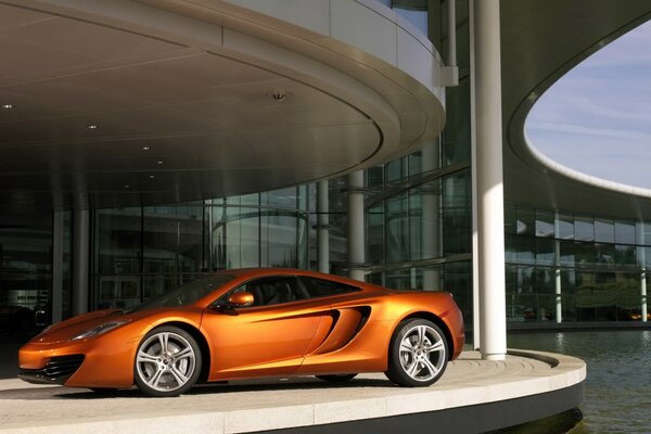 Voiture orange dans un parking circulaire