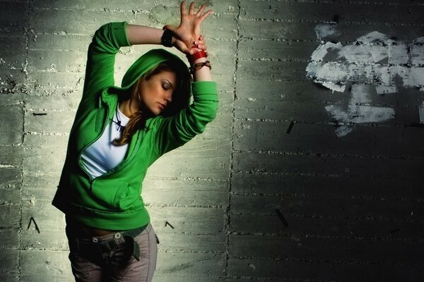 Ragazza in un maglione verde che balla