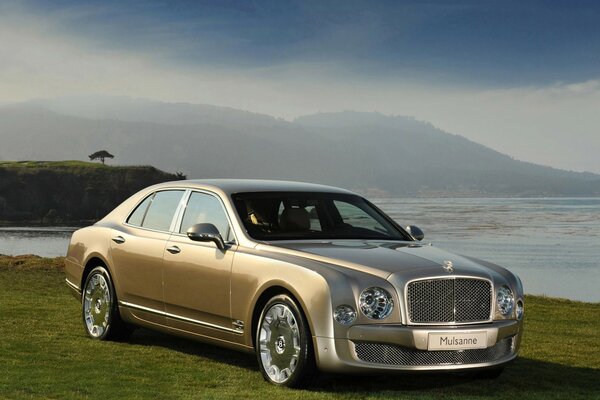 Paysage avec Bentley mulsanne beige au bord de l eau