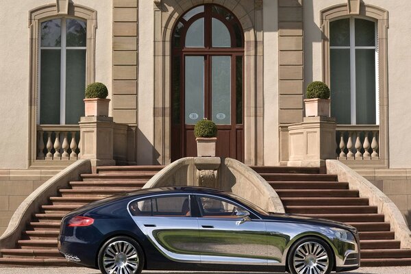 Bugatti près de la grande maison architecture