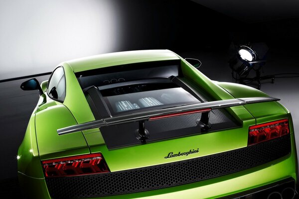 Zielony samochód sportowy Lamborghini na parkingu