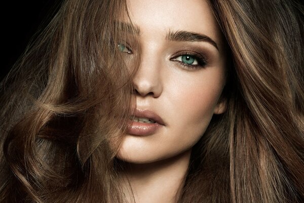 Retrato de Miranda Kerr con el pelo suelto