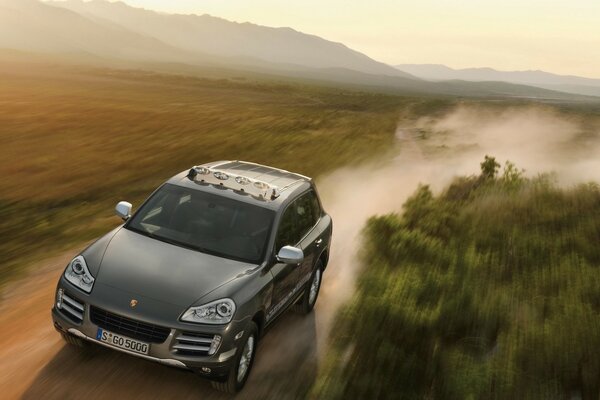 Porsche Cayenne conduce fuera de la carretera